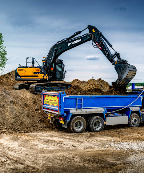 HX220A-L-loading-truck (1)